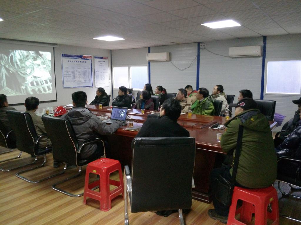 介绍盾构施工,教师们聚精会神