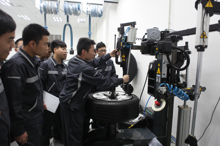 学生在宝马基地开展仿真实训